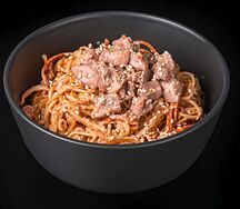 Яичная лапша с курицей в сливочном соусе