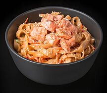 Лапша Удон с лососем в сливочном соусе