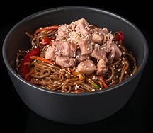 Соба гречневая с курицей в соусе устричный