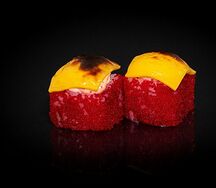 Запечённый ролл с креветкой и сыром чеддер