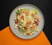 Салат Цезарь с креветками