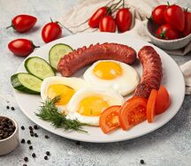 Яичница глазуня с сосиской