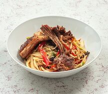 Каре ягненка с лапшой удон