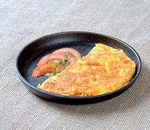 Омлет с сыром и помидором