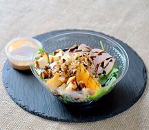 Салат с утиной грудкой, рукколой и печеной грушей