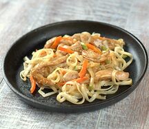 Удон с курицей и овощами