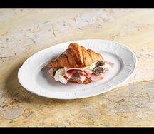Круассан с мортаделлой, страчателлой и трюфелем
