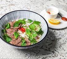 Фо Бо с говядиной и рисовой лапшой