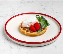 Вафля с сырным кремом и ягодами
