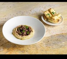 Хумус с говядиной и лепешкой
