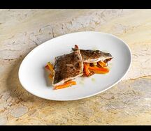 Сибас с овощами вок, вешенками и соусом терияки