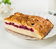 Пирог с брусникой и творогом