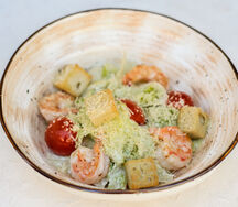 Салат Цезарь с креветками