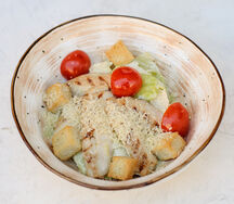 Салат Цезарь с курицей