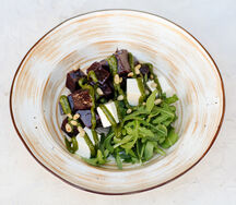 Салат Запеченая свекла с сыром фета и рукколой