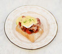 Тост Бенедикт с беконом