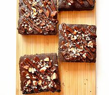 Шоколадный брауни с шоколадным ганашем и орехами