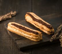 Эклер с шоколадным кремом