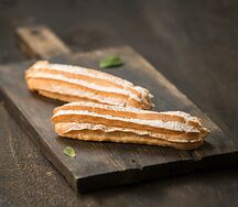 Эклер с заварным кремом