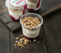 Йогурт с гранолой и вишней