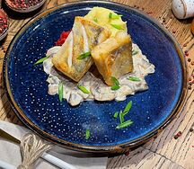 Судак с грибным соусом и картофельным пюре