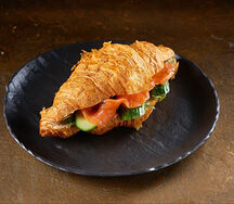 Круассан с лососем