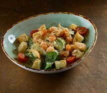 Салат Цезарь с креветками