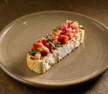 Брускетта с томатами и базиликом