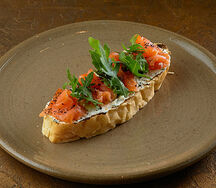 Брускетта с лососем слабой соли