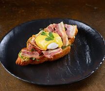 Яйцо бенедикт с беконом