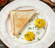 Глазунья с хрустящим тостом
