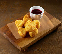 Жареная моцарелла с брусничным соусом