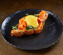 Яйцо бенедикт с лососем