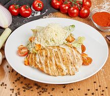Цезарь с куриной грудкой гриль