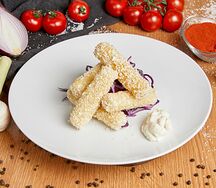Сырные палочки с соусом блю чиз