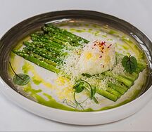Зеленая спаржа с пармезаном и пашот