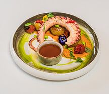 Салат с осьминогом