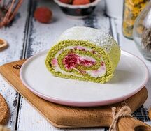 Фисташковый рулет с малиной