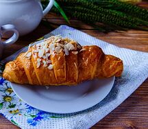 Круассан с вареной сгущенкой