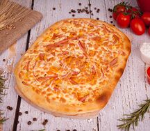 Римская пицца с лососем и каперсами