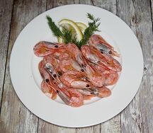 Креветки отварные с лимоном