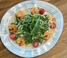 Салат с рукколой и креветками