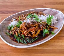 Обжаренный кальмар с овощным соте и рисом микс