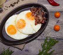 Глазунья с беконом