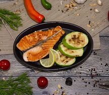 Стейк семги на гриле с овощами