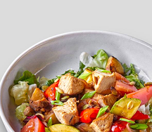 Теплый салат с индейкой и печёными овощами