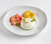 Салат с Бурратой, томатами и печеным перцем