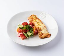 Куриный шашлычок с сыром и салатом