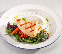 Стейк из индейки с морковью и соусом блю чиз