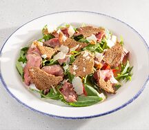 Ростбиф с зелёным миксом, томатами, пармезаном и гренками